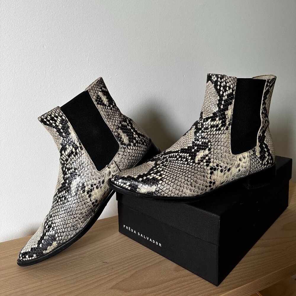 Freda Salvador Joan Chelsea Boots Size 8